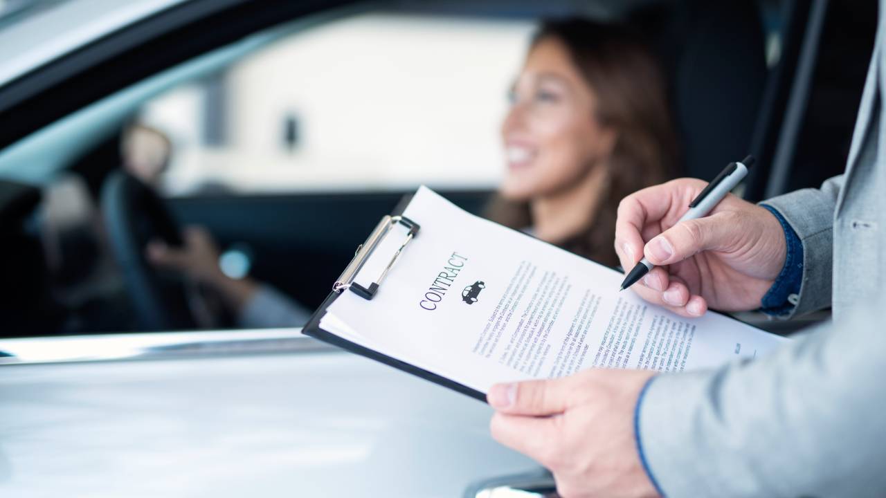 UE, riforma della patente: auto a 17 anni con accompagnamento e requisiti per camion e pullman