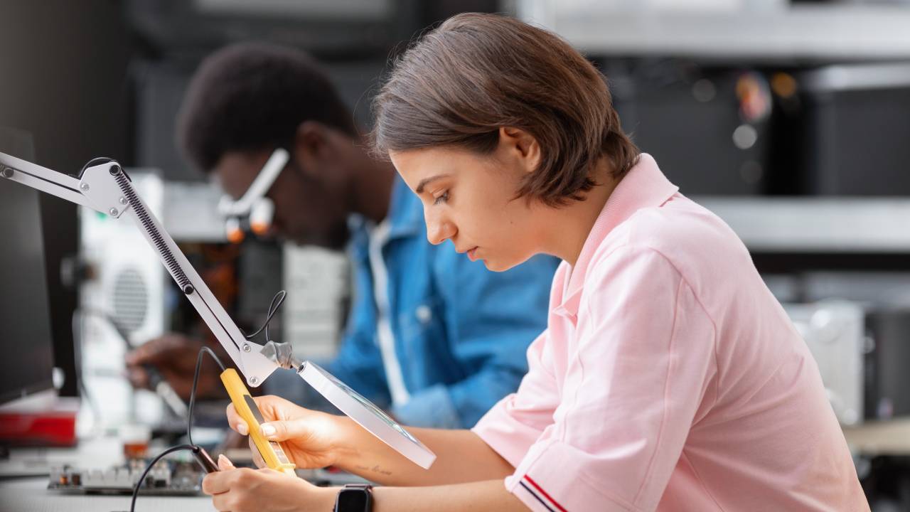 Scuola, 210 milioni per laboratori innovativi: gli istituti tecnici rivoluzionano il sistema formativo