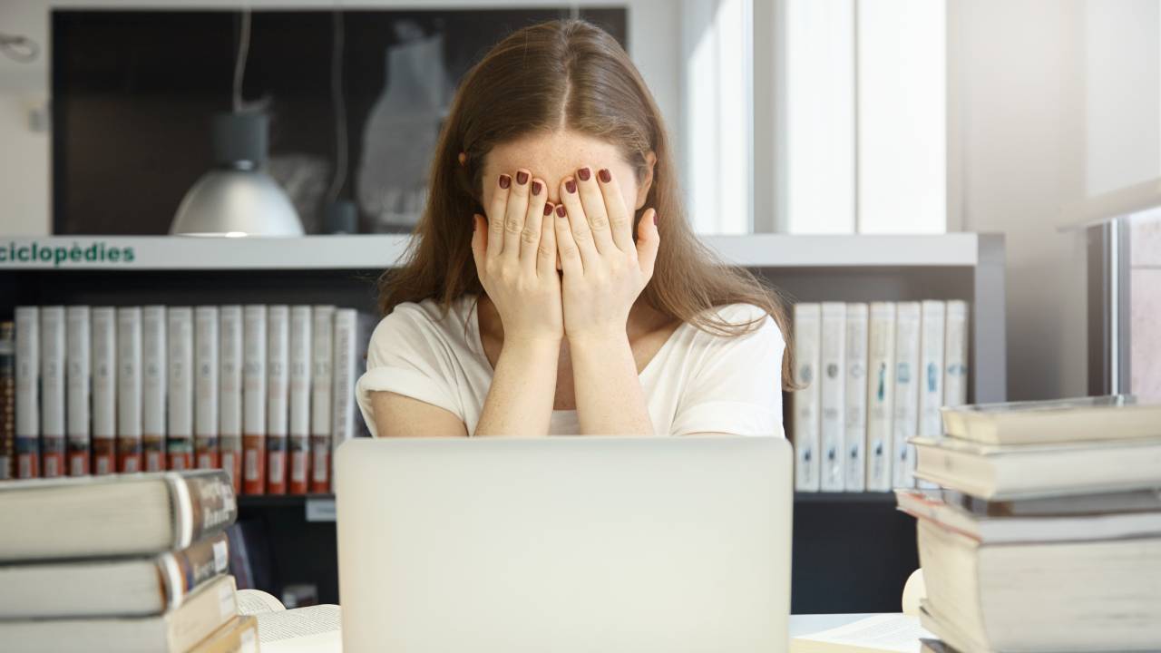 Ansia sociale blocca la laurea: studentessa universitaria rimanda esami orali da gennaio 2024