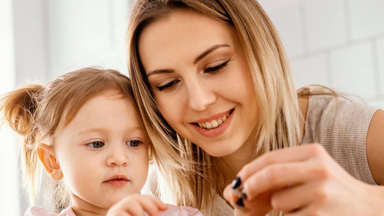 Bonus mamme 2025: 40 euro mensili e decontribuzione, requisiti INPS e scadenza 9 dicembre