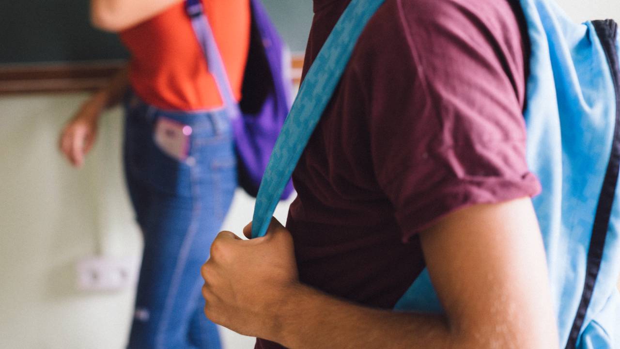 Classi piccole non garantiscono risultati migliori: il ministro Valditara punta su più docenti e didattica personalizzata