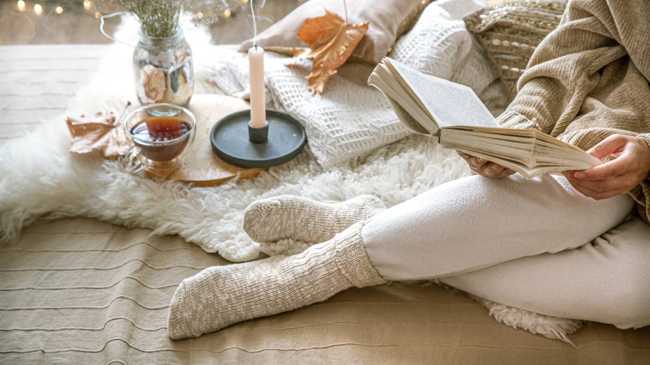 Cozy fantasy su BookTok, il fenomeno che trasforma la letteratura fantastica in rifugio emotivo