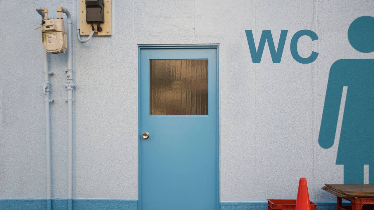 Docente aggredita a scuola a Brindisi: madre di un’alunna minaccia la professoressa dopo un diniego all’uscita in bagno