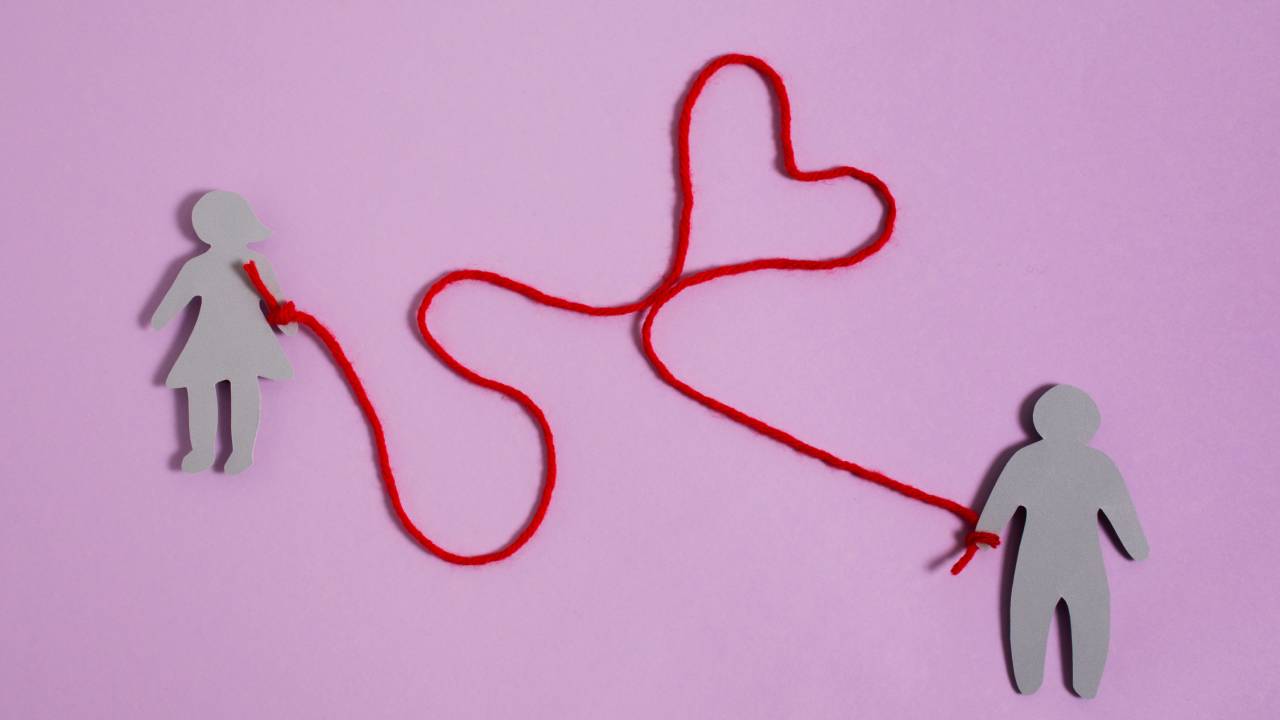 Eteropessimismo Gen Z: perché le ragazze nascondono i fidanzati dai social