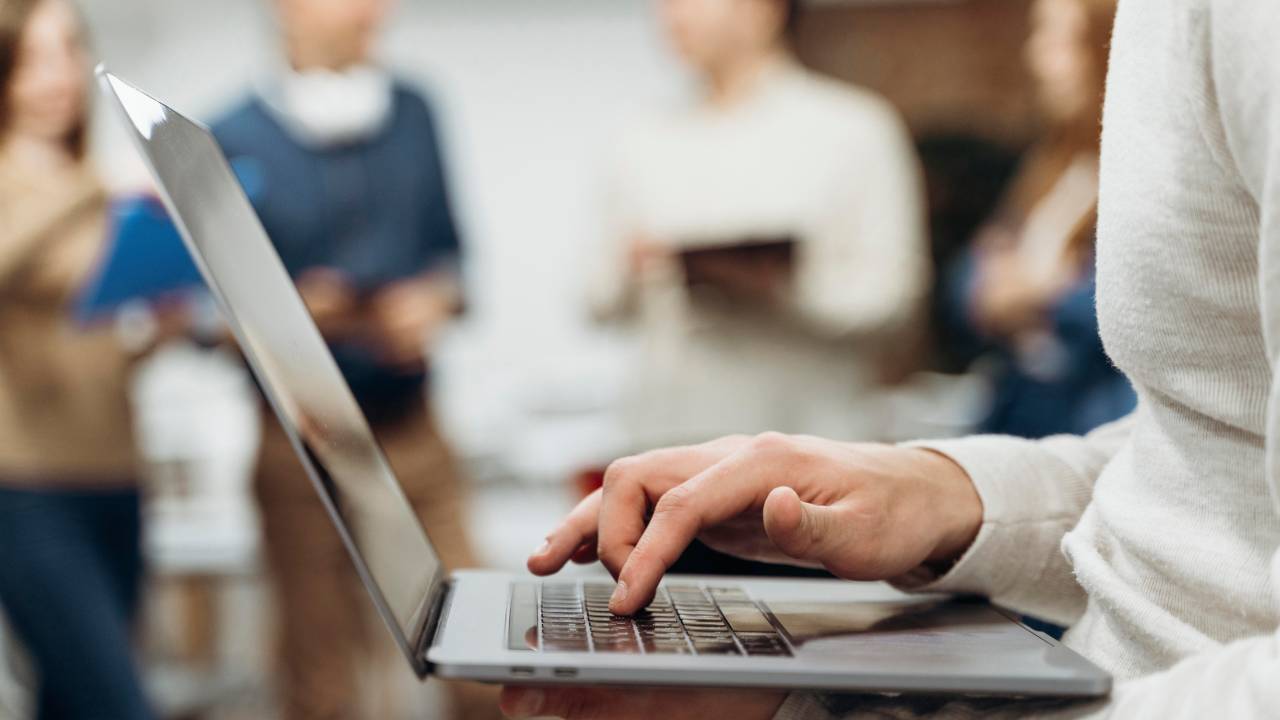 Formazione docenti nel CCNL 2019-2021: cinque giorni di permesso, compensi e diritti