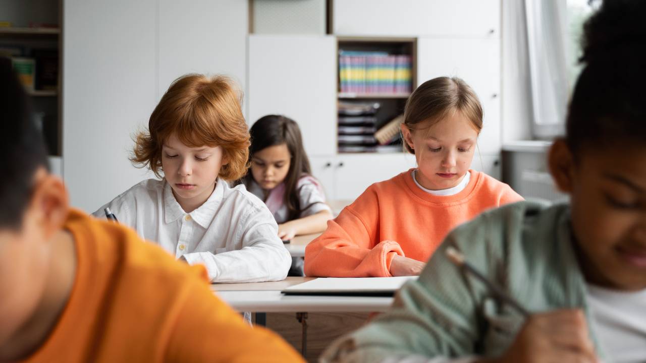 Il MIM difende le classi numerose: i dati Invalsi nel mirino degli esperti