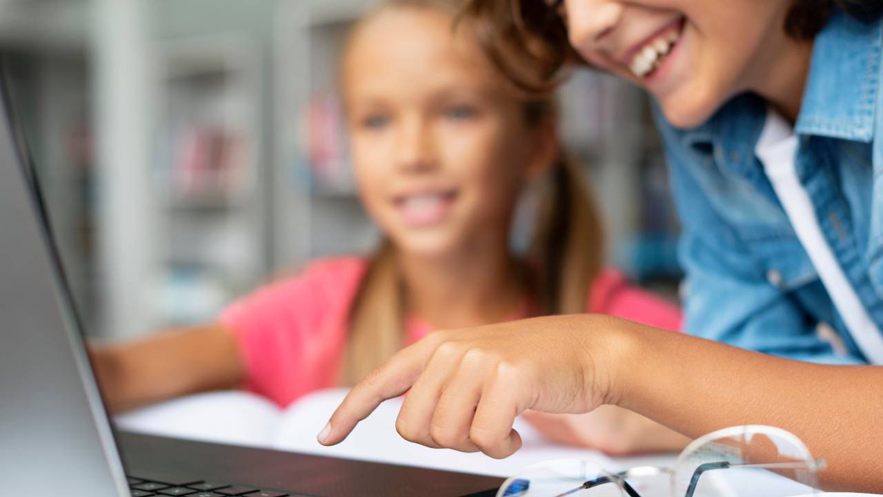 Iscrizioni scolastiche più semplici: la piattaforma 'Famiglie e studenti' elimina i documenti cartacei