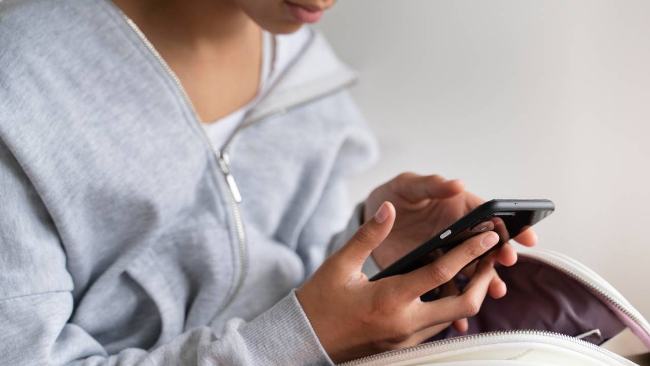 Multa di 25 euro per l'uso del telefono a scuola: la segnalazione da Brescia