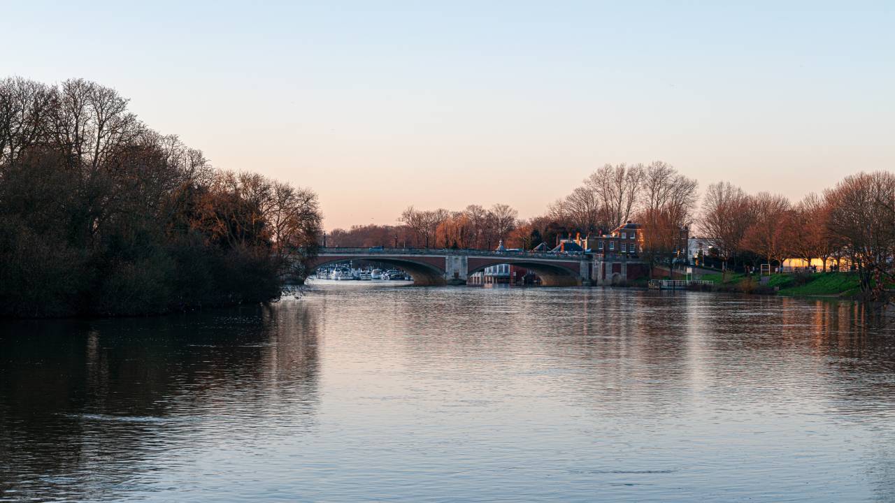 Quindicenne si getta dal ponte sul Piave dopo video su Instagram: salvato dall'elisoccorso a Treviso
