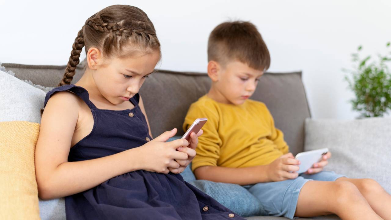 SIP, linee guida contro i dispositivi digitali: vietato lo smartphone prima dei 13 anni