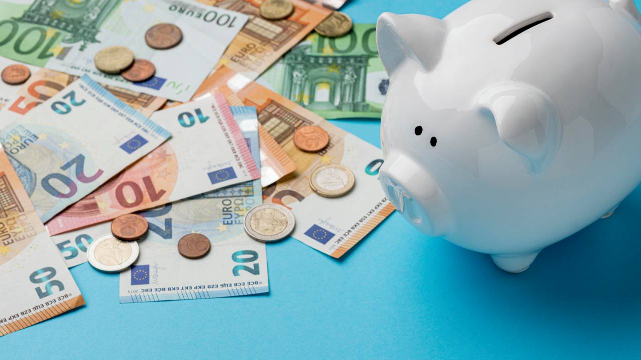 Scuola, rinnovo contrattuale 2022-24: +150 euro ai docenti, arretrati fino a 1.948 euro