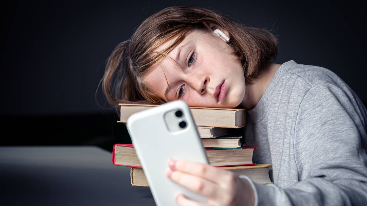 Smartphone vietati a scuola: i dati scientifici e le nuove norme 2024-2025