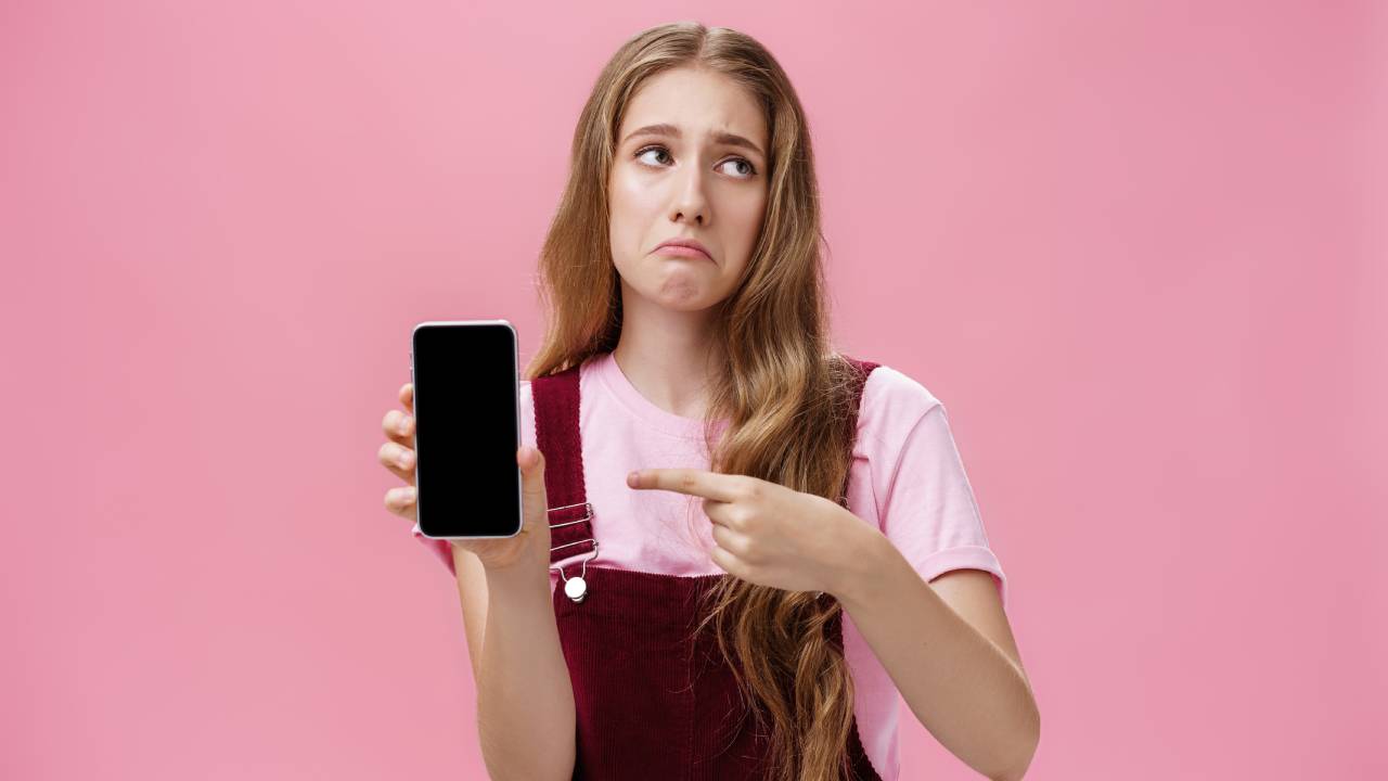 Smartphone vietati anche in ricreazione, Valditara chiarisce su educazione sessuale e sanzioni scolastiche