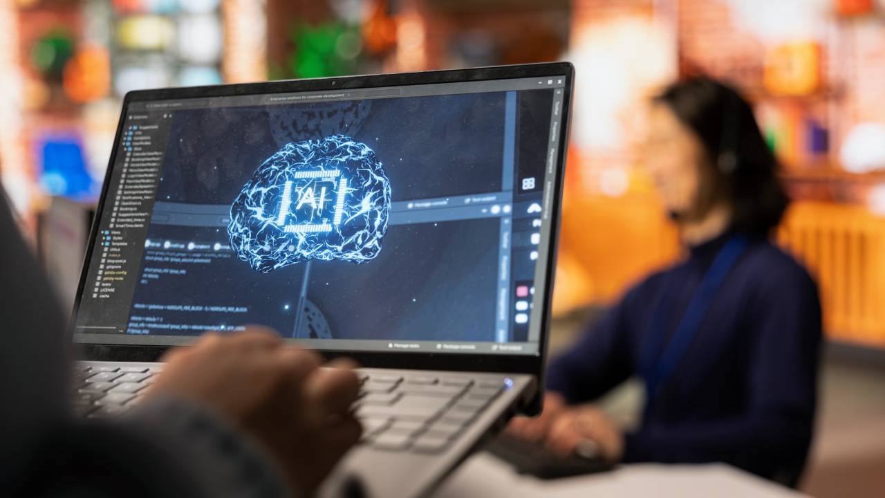 Studentessa accusata ingiustamente di usare l’IA: il professore le mette zero perché “nessun umano può scrivere così in un secondo”