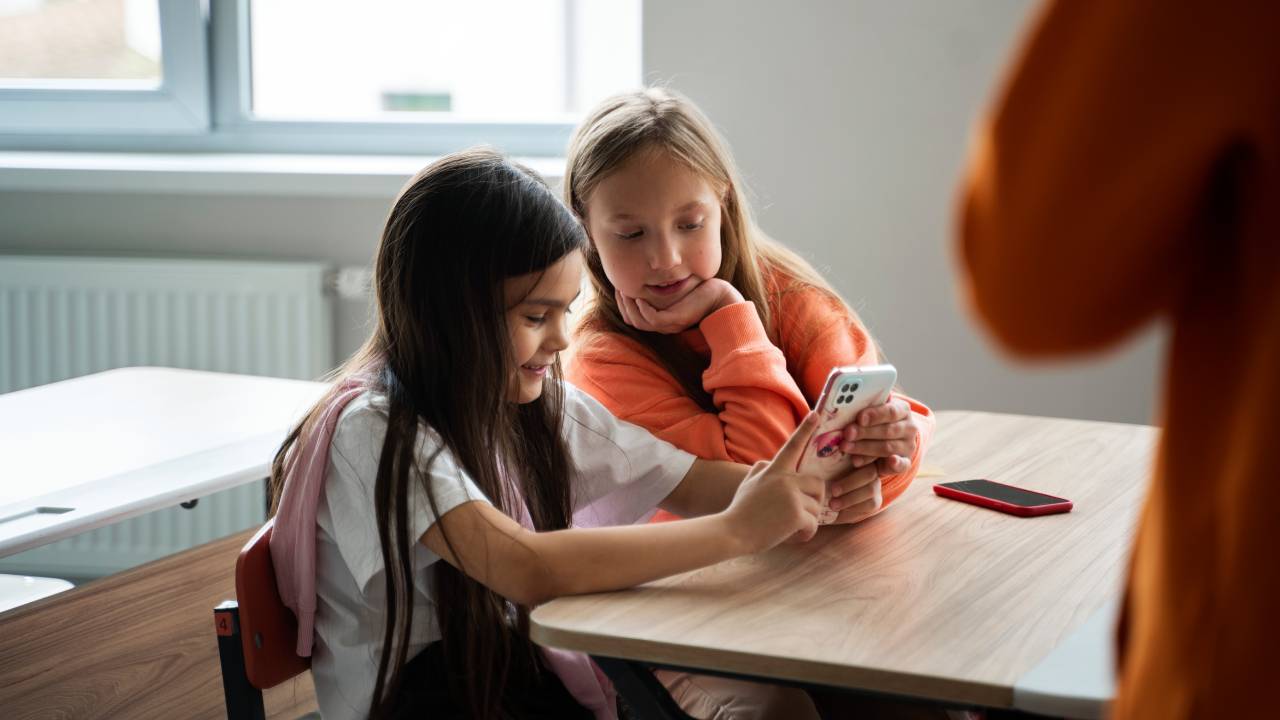 Alza gli occhi dallo schermo: il MIM lancia la campagna per l'uso consapevole dello smartphone a scuola