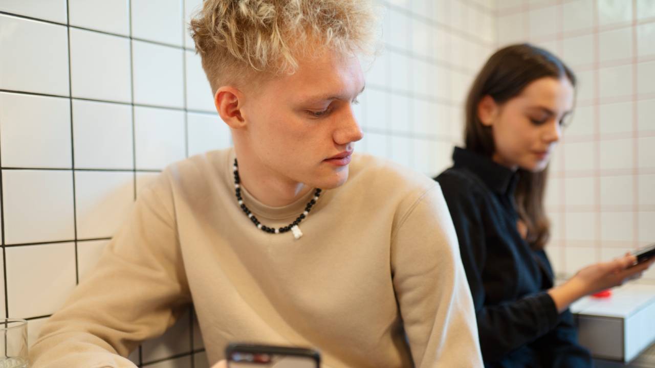 Australia vieta i social agli under 16: scattano sanzioni fino a 28 milioni di euro