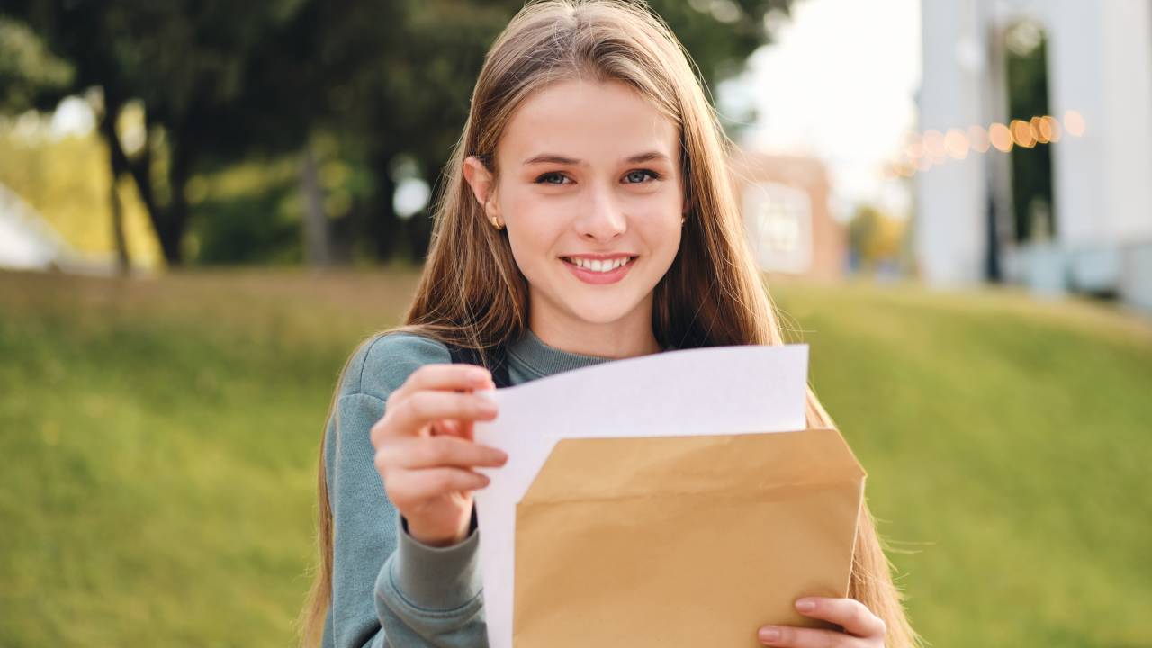 Carta del merito 2026, come richiederla se diplomato con 100: scadenze e spese ammissibili