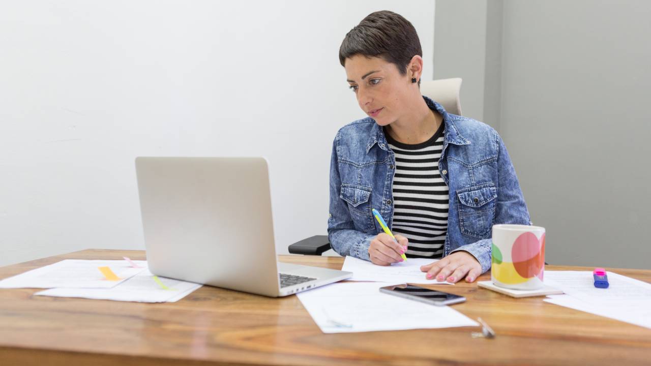 Collaboratori scolastici, 2.174 posti tagliati dal 2026/2027: i nuovi parametri ministeriali