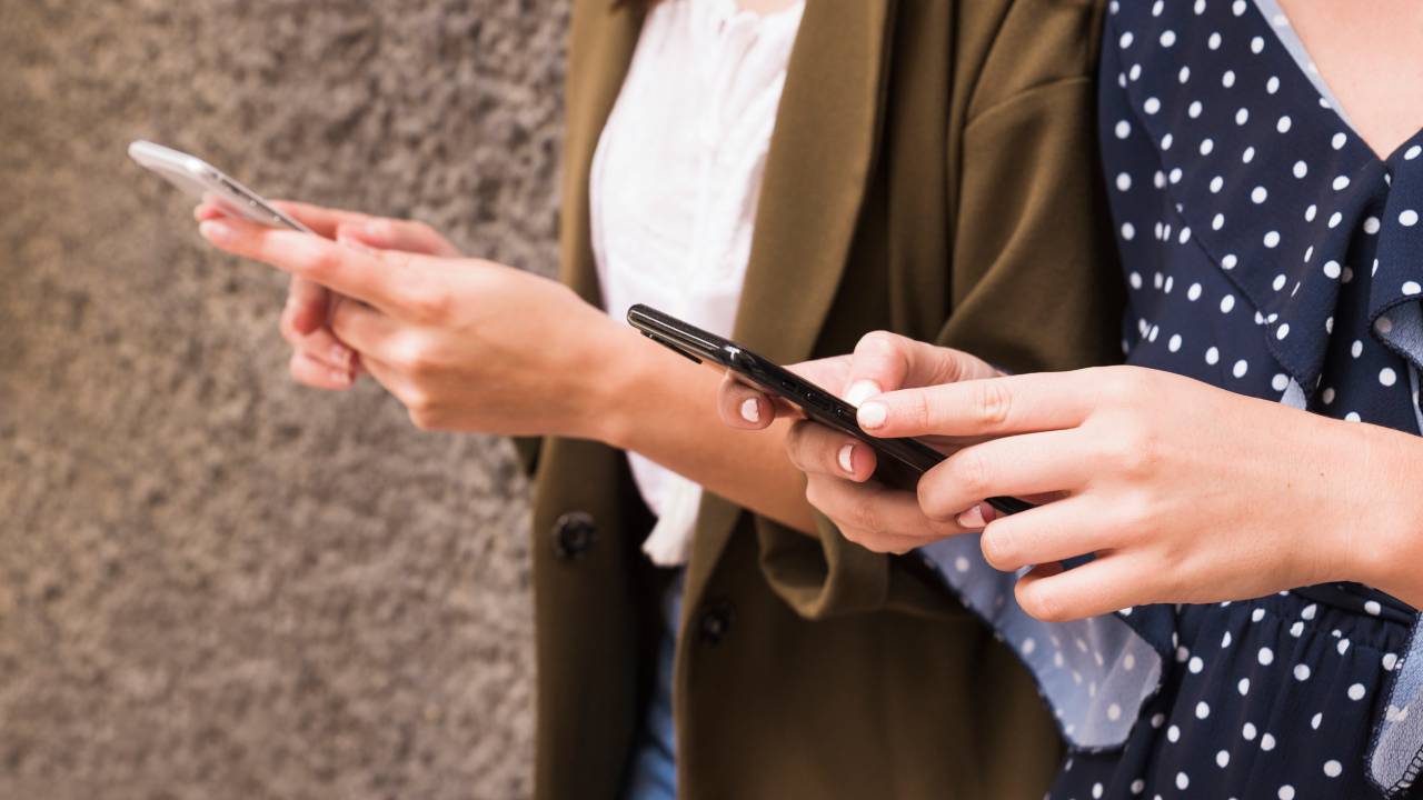 Family Report 2025, lo smartphone spacca le famiglie: quattro profili genitoriali e come educare senza conflitti