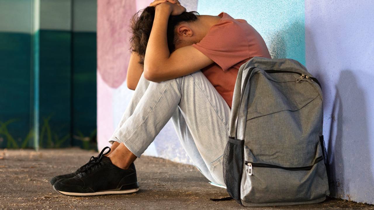 Il 45% degli studenti Lgbtqia+ subisce bullismo a scuola: il rapporto ONU e le lacune normative globali