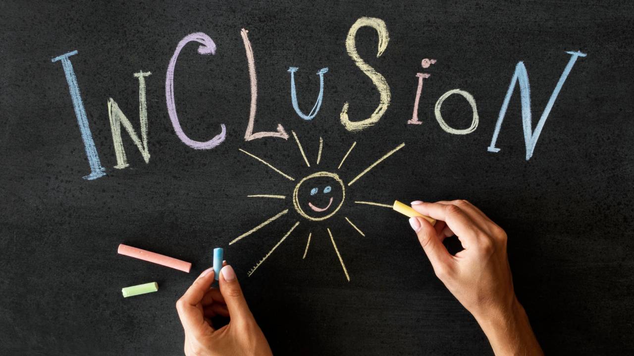 Inclusione scolastica, 359mila studenti con disabilità: carenza di insegnanti, barriere architettoniche e trasporti sotto pressione