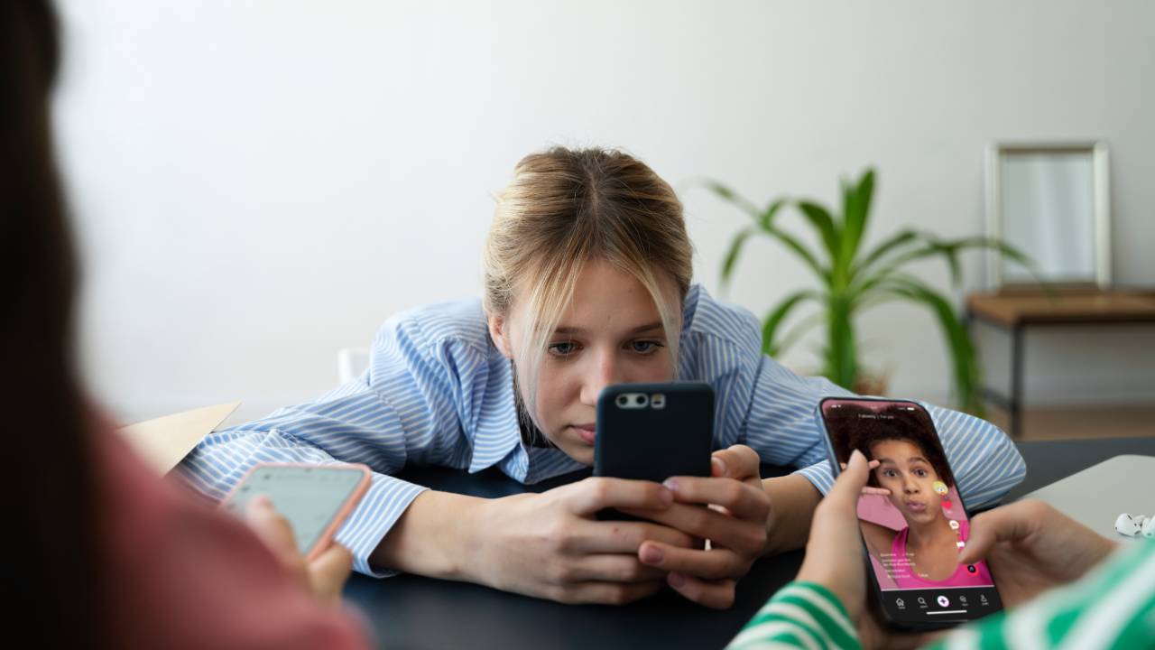 Social media e dissociazione corporea: studio su 216 universitari rivela il legame