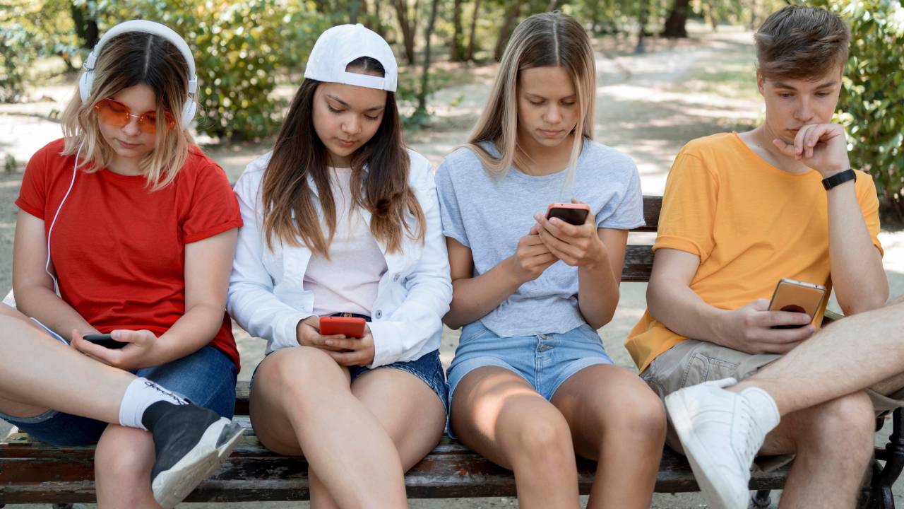 Social media, il Parlamento europeo propone limite a 16 anni: le nuove regole sulla verifica dell'età