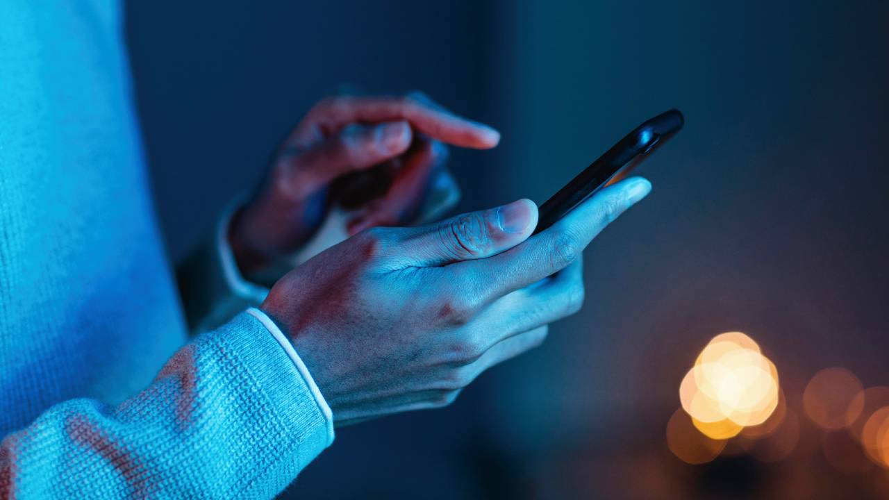 UE vieta autoplay e scroll infinito sui social per i minori, nuovo limite a 16 anni