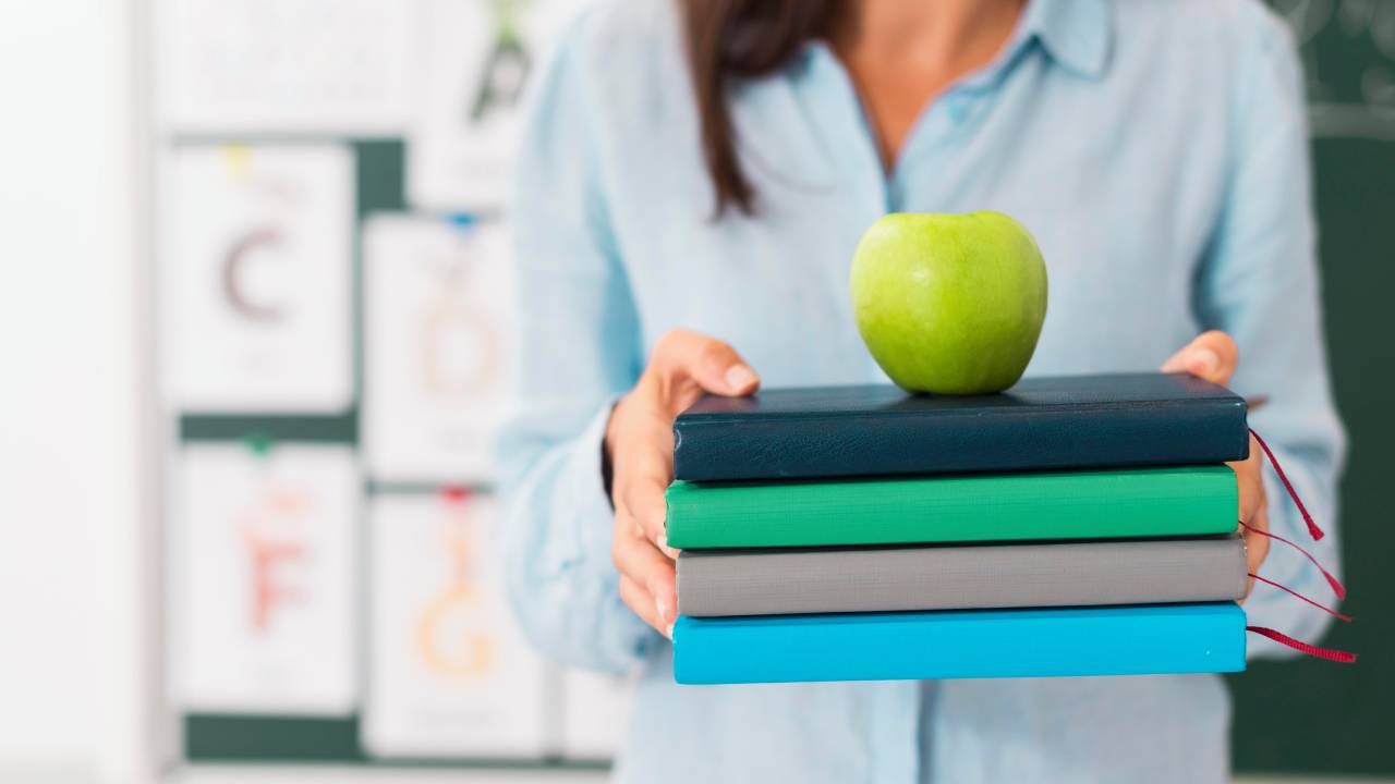 Valditara presenta il contratto scuola 2025-27: stipendi subito, welfare e 156mila assunzioni