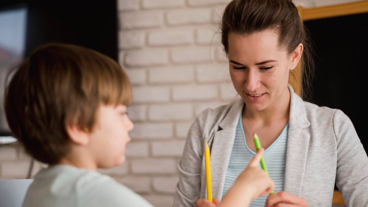 Valditara: 20 milioni per psicologi a scuola, il piano contro bullismo e smartphone
