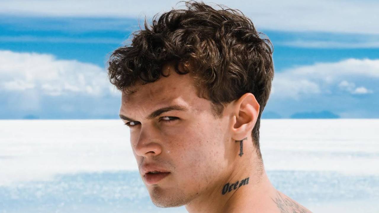 Blanco torna al liceo: il cantante sceglie lo studio per non standardizzarsi