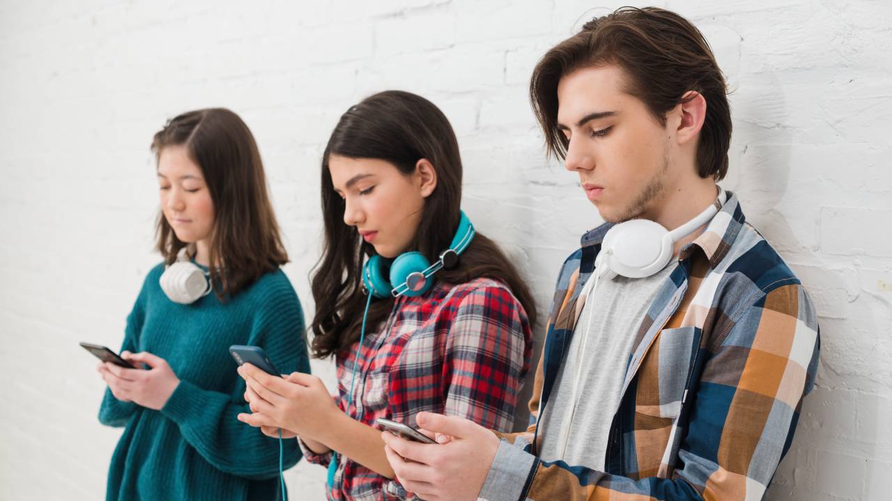 Francia vieta i social ai minori di 15 anni: approvazione in Assemblea e iter al Senato