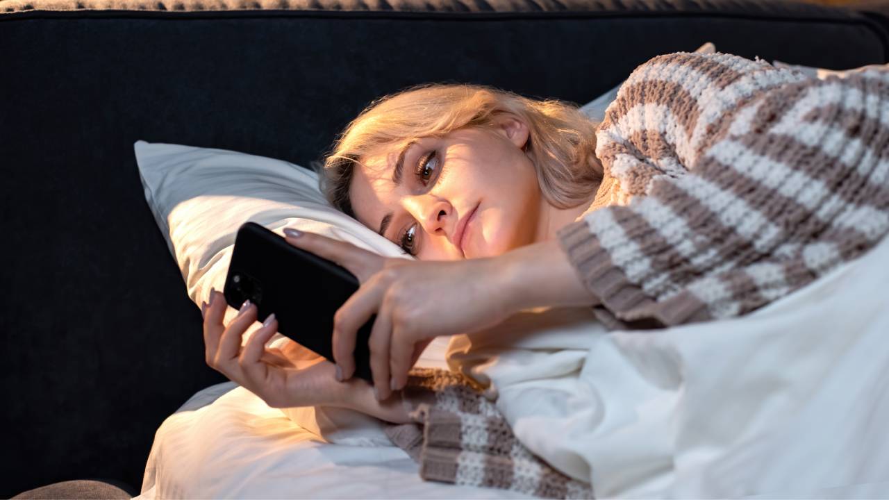 Il 90% dei giovani dorme con lo smartphone: calano attenzione e difese immunitarie