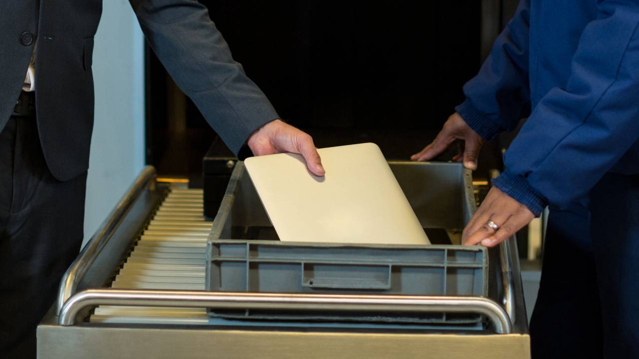 Metal detector a scuola dopo la tragedia di La Spezia: il dibattito tra sicurezza e educazione affettiva