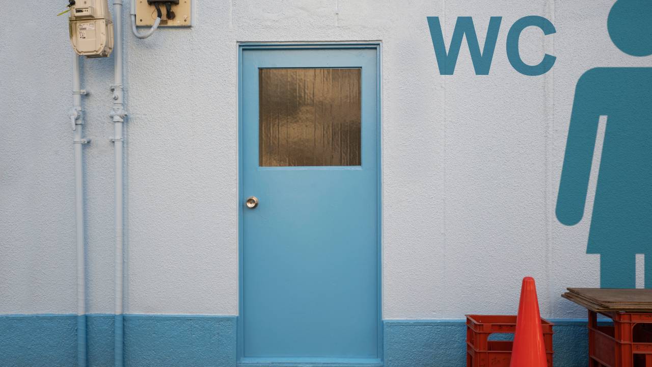 Napoli Est, bagni guasti e scuola chiusa: genitori occupano l'istituto, il plesso Pnrr rimane vuoto