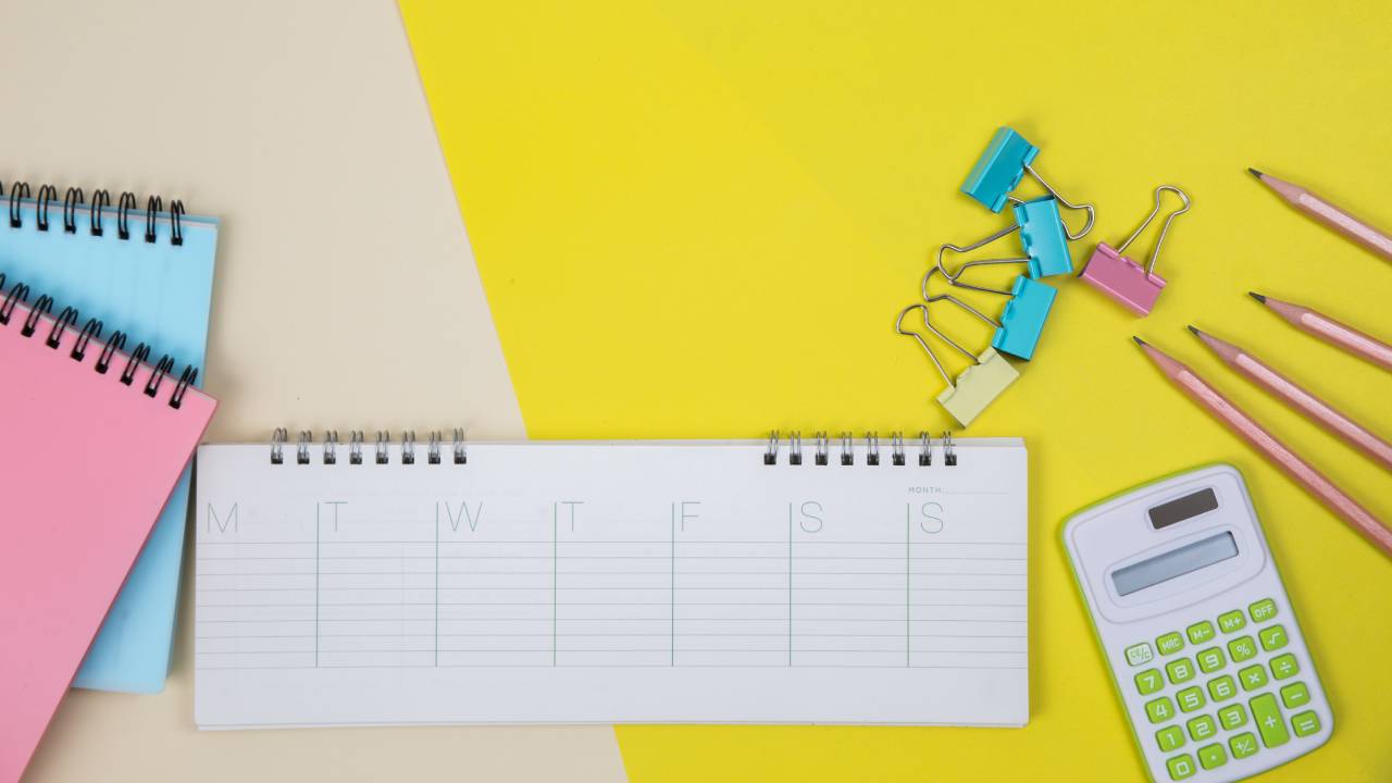 Santanchè propone riforma del calendario scolastico: famiglie entusiaste, ma Valditara frena e emergono criticità climatiche