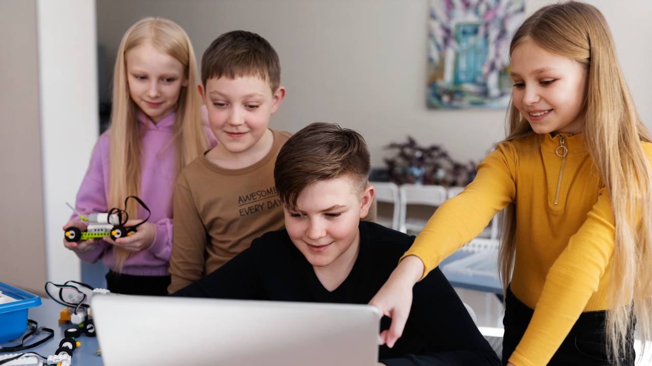 Scuola, laboratori LEIA obbligatori: un'ora settimanale di intelligenza artificiale e 15 milioni per i docenti