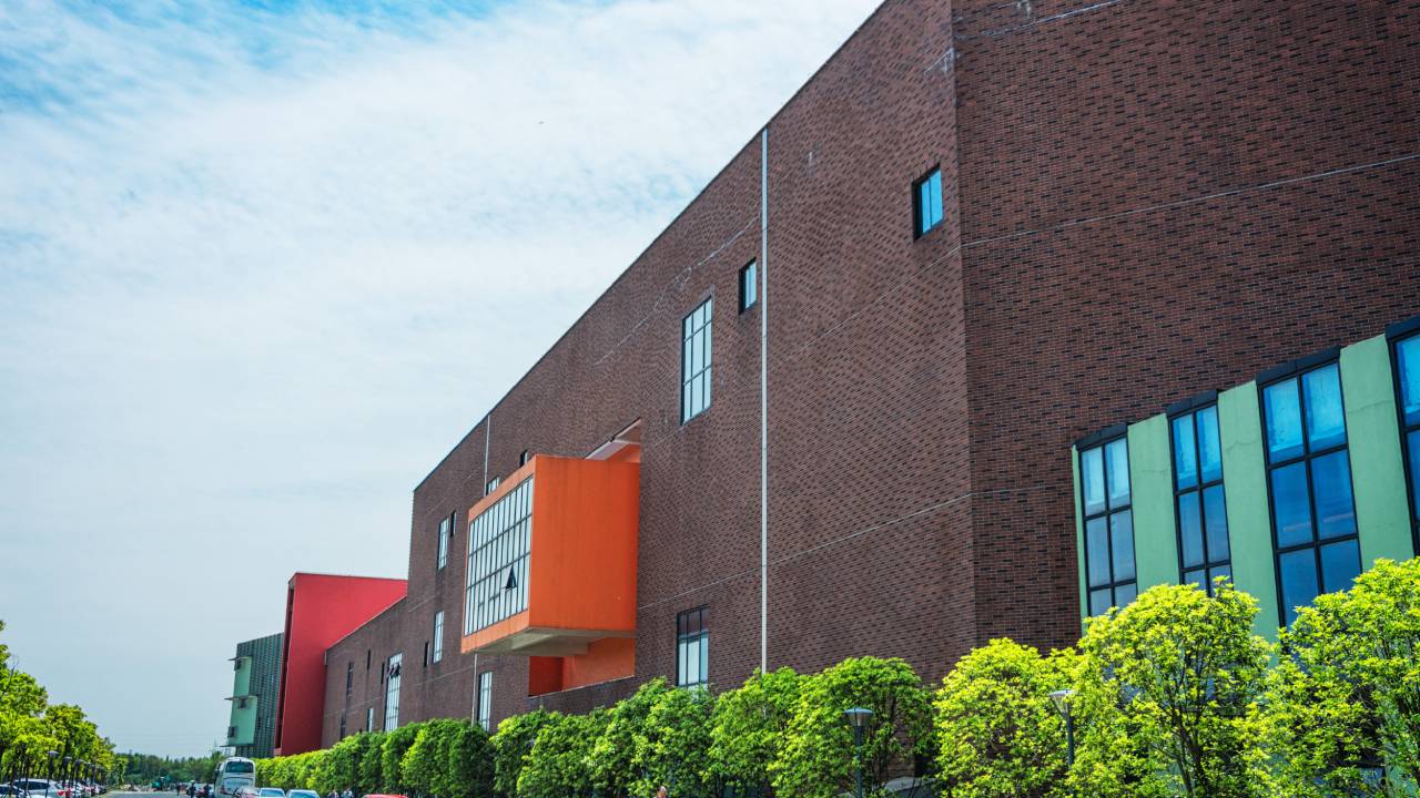 Studentessa di 14 anni cade dal terzo piano di una scuola a Brescia: indagini in corso