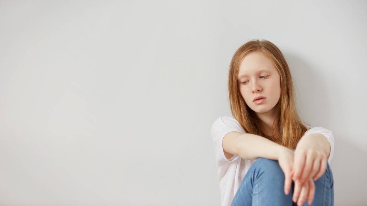 Suicidio tra preadolescenti, allarme 2025: oltre 3.000 richieste via chat e il 90% sono ragazze