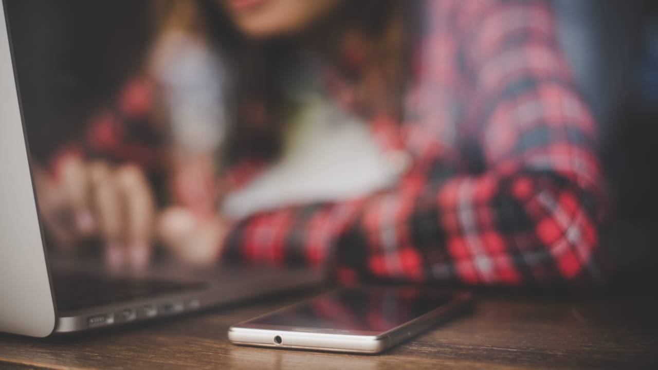 Bullismo digitale a Eboli, studentessa costretta ad abbandonare la scuola