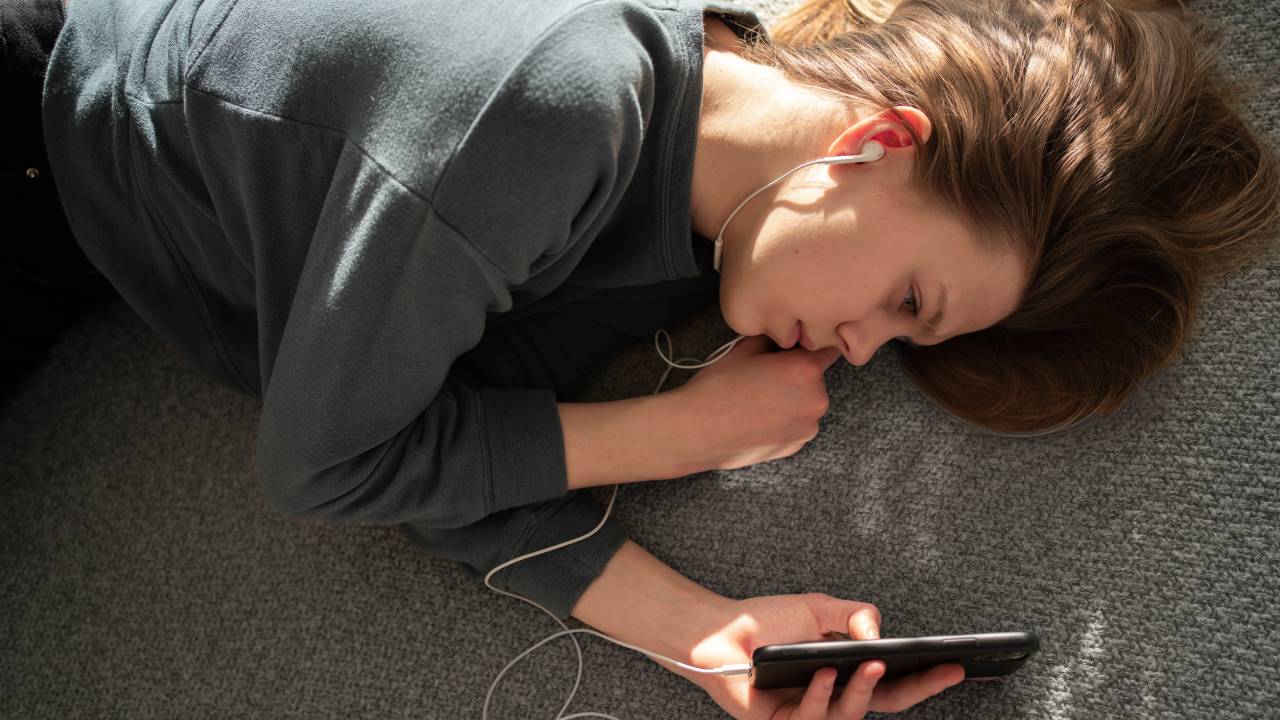 Dipendenza digitale nei preadolescenti: lo studio UCSF collega uso compulsivo di schermi a rischi psichici gravi