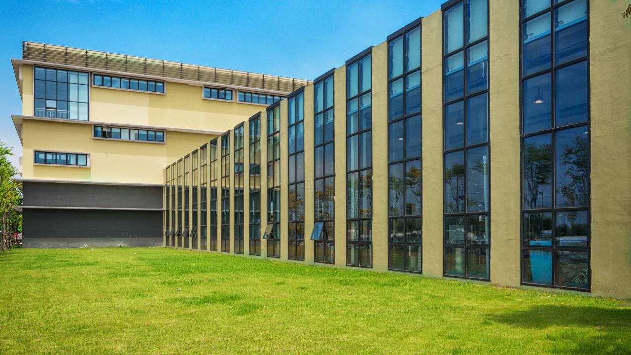 Edilizia scolastica, il 40% degli edifici a rischio: la sfida sismica e del radon con i fondi PNRR