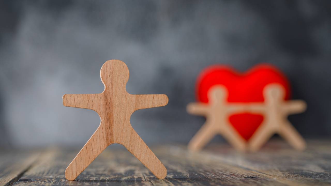 Educazione sessuo-affettiva, il 34,7% degli studenti la chiede: Valditara replica «già nei programmi»