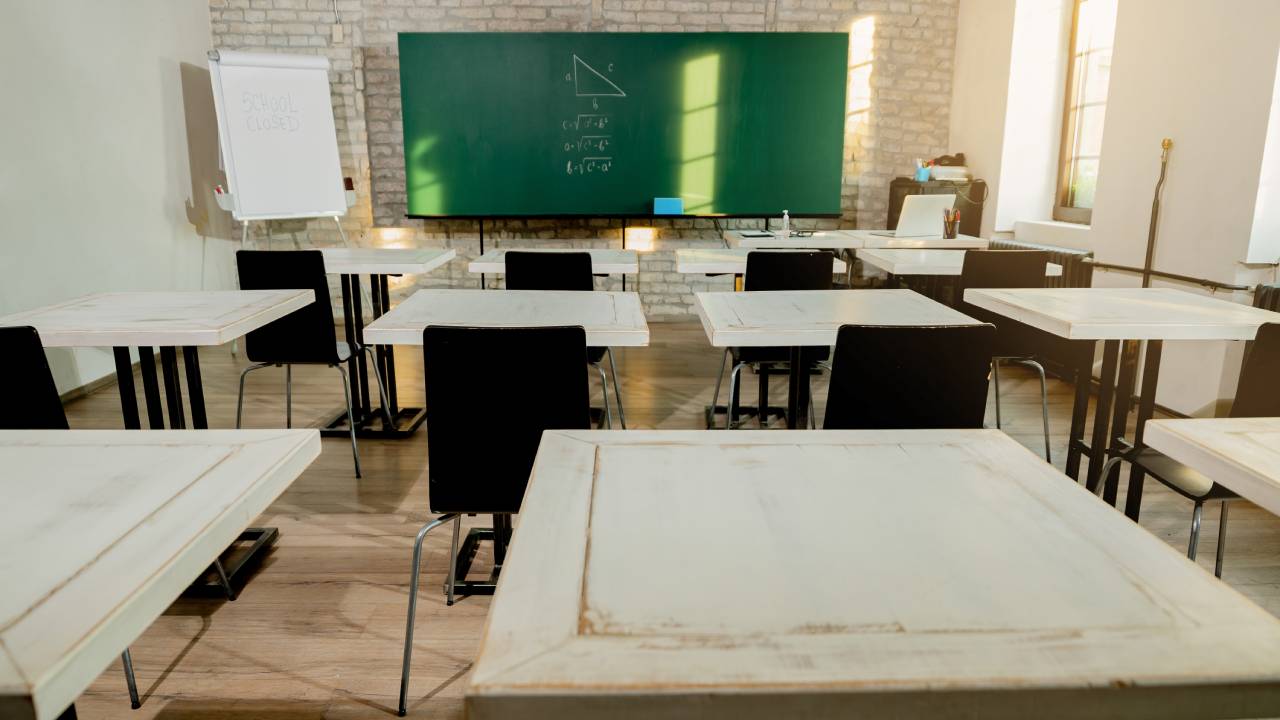 Foggia, docente schiaffeggiato in aula dal padre di un'alunna: aggressione durante la lezione