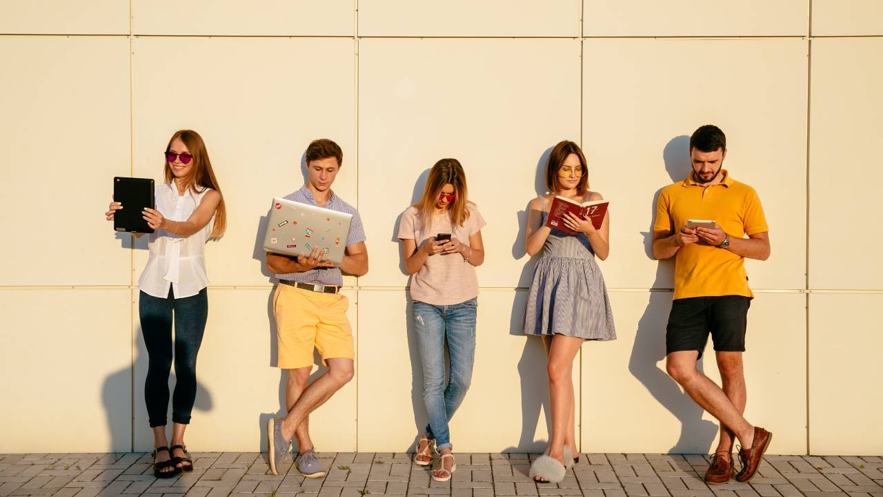 Giovani e paura del futuro: il 62,8% dei 16-19enni chiede alla scuola competenze pratiche