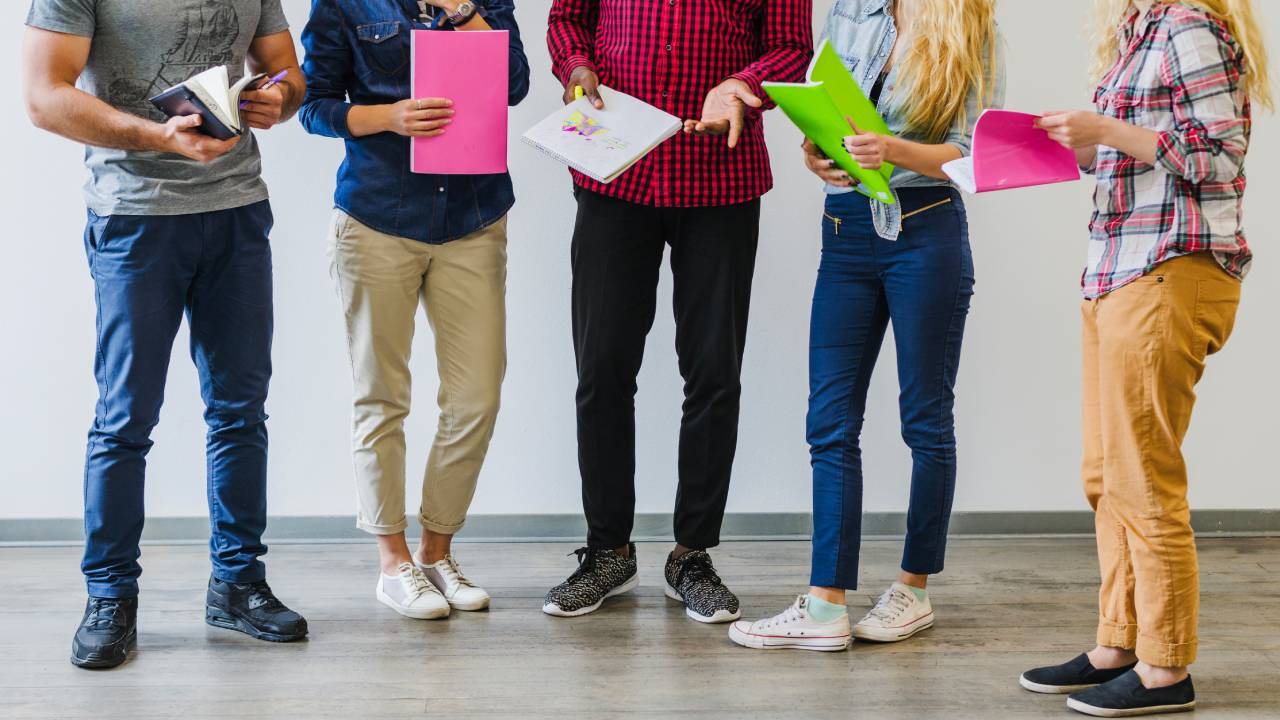 Giovani under 35 e lavoro: salari sotto i 1.500 euro, disparità di genere e la fuga verso il work-life balance