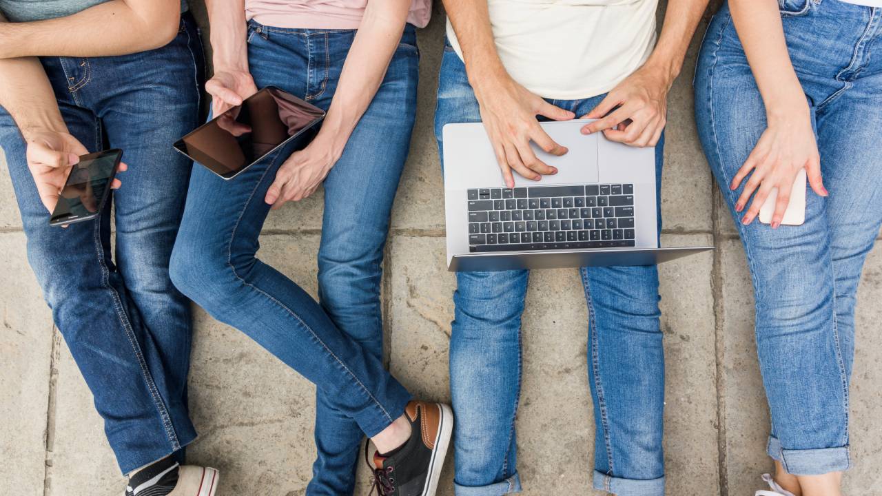 Il 35% degli adolescenti italiani usa ChatGPT: i dati di Telefono Azzurro sui rischi per la salute mentale