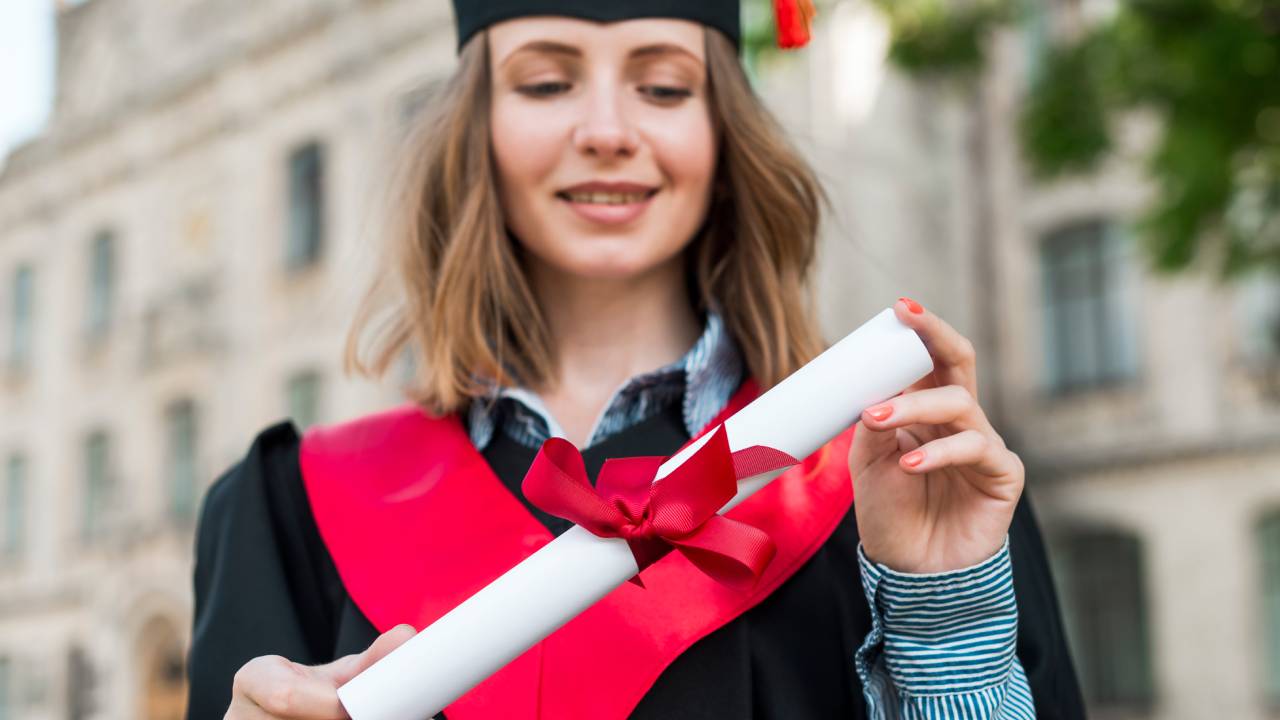 Laureate più brave a scuola ma penalizzate nel lavoro: il rapporto AlmaLaurea 2026 svela i divari di genere