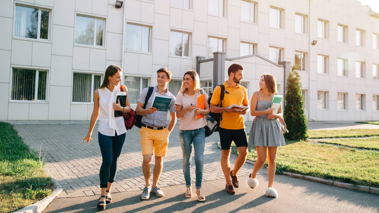 Licei in crescita ma laureati in calo: l'università diventa collo di bottiglia