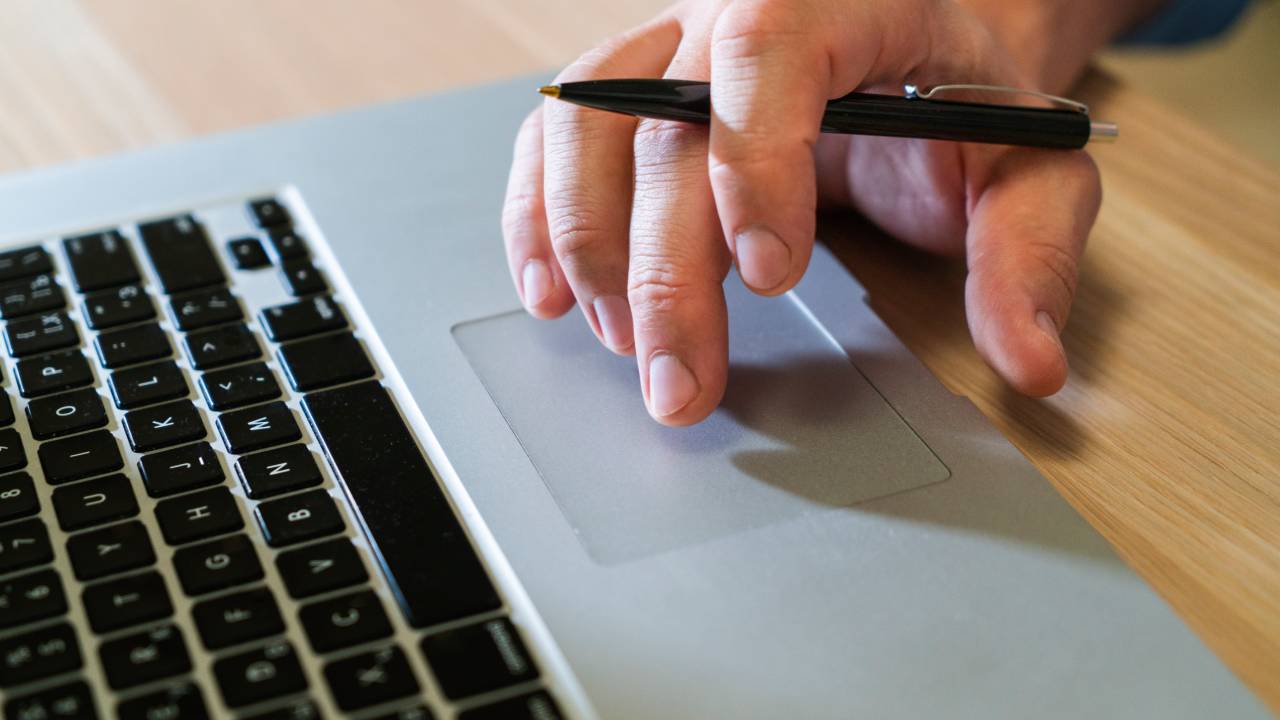 Registro elettronico, ritardo di 48 ore per i voti: la scuola sceglie tra tutela psicologica e trasparenza